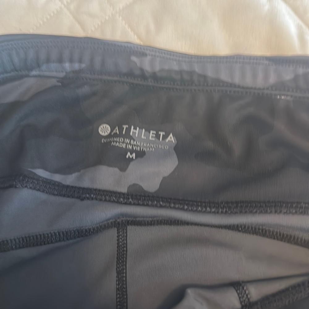 Athleta Size M yoga pants Zip pocket